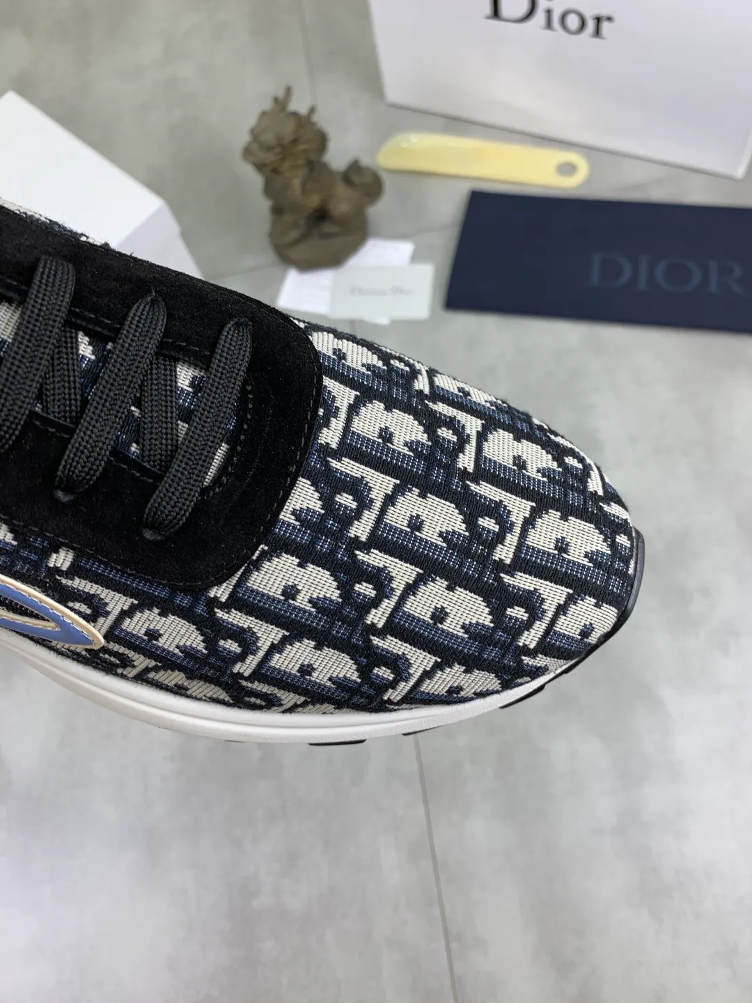 Men's shoes 💰P420 New Dior Chrono 2025 new product B30 series, in white and black fly woven series, decorated with computer-printed CD logo on both sides, star patch on the tongue and Dior logo on the heel, many details highlight the style. The interior is matched with the original color matching mesh, and the interior of the body is supported by low-temperature shaping sheets, and is filled with light feather cotton to keep the interior full and soft against the feet. The exclusive open-molded outsole adopts a one-piece molding process, so there is no need to worry about problems such as the opening and falling of sole decorative accessories. It is light and comfortable to wear, yet strong and wear-resistant. The two-color shoelaces are accessorized with exquisite metal five-pointed star pendants, creating a high-end, trendy and casual look at all times. Color: 5️⃣ colors available, code number: 38-44 (45 customized)
